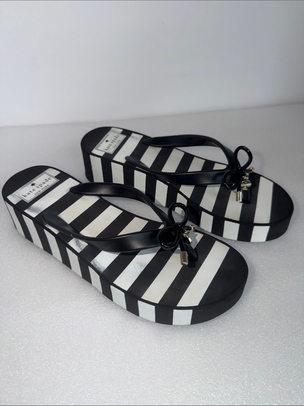 KATE SPADE Rhett Black White Striped Bow Platform Flip Flop Sandals Size 8 - Picture 4 of 13